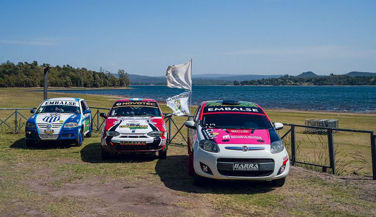 Los protagonistas locales del Rally de Embalse con sus autos listos.