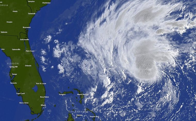 Florida se prepara para recibir la tormenta tropical Nicole como huracán.