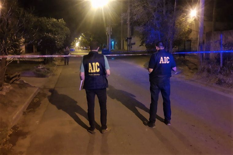 FOTO: La Agencia de Investigación Criminal (AIC) en el lugar del asesinato.