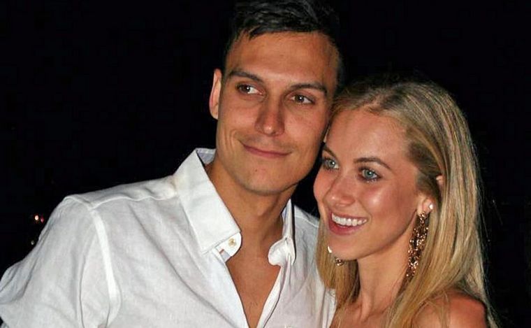 Trent Sainsbury con su pareja e hija del DT, Graham Arnold.