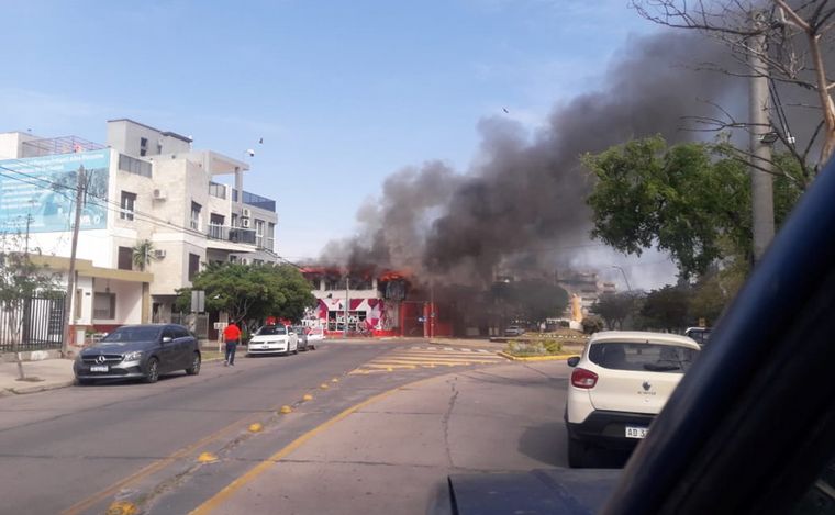 FOTO: Se incendió un bar en la costanera de Villa María.
