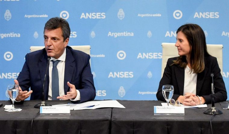 El ministro de Economía, Sergio Massa, y la directora de la Anses, Fernanda Raverta. 