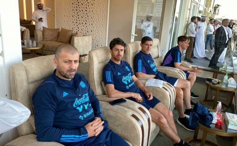 Samuel, Aimar, Ayala y Manna, viendo el partido de Arabia. (FOTO: Gastón Edul)