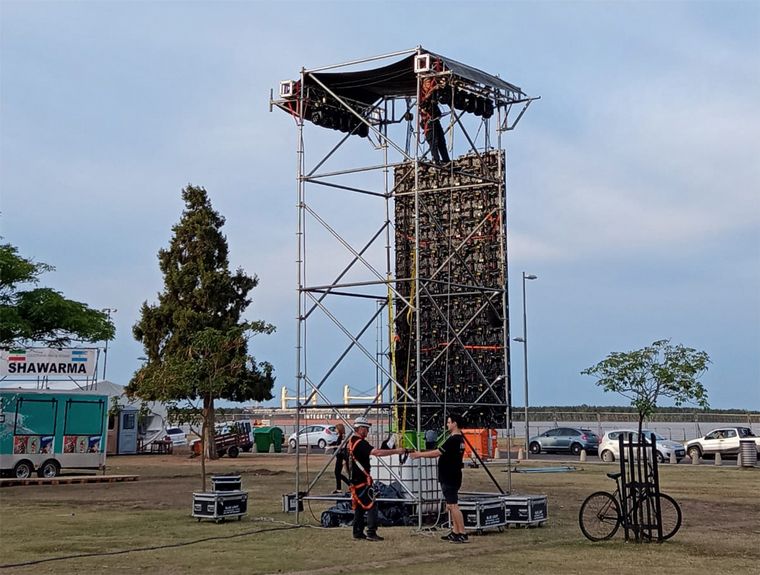 Ultiman detalles en el Parque a la Bandera para la Fiesta de las Colectividades.