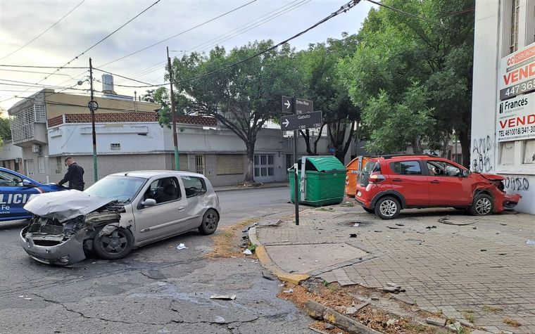 FOTO: Los dos autos quedaron destruidos. 