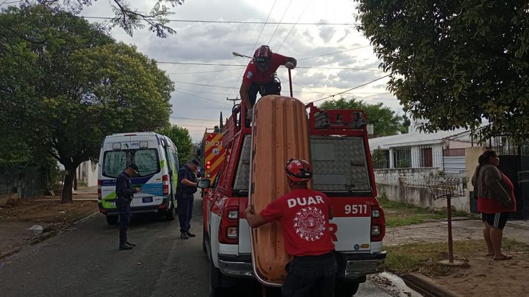 Córdoba: dramático rescate de una mujer que cayó en una cámara séptica