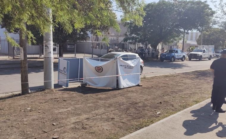 FOTO: El cuerpo de la víctima del femicidio en la plaza.