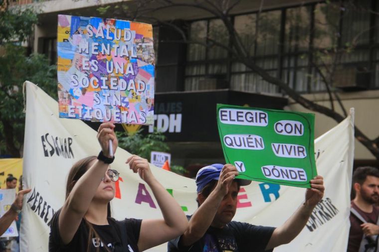 FOTO: Marcha en Córdoba: exigieron la implementación de ley de presupuesto en salud mental