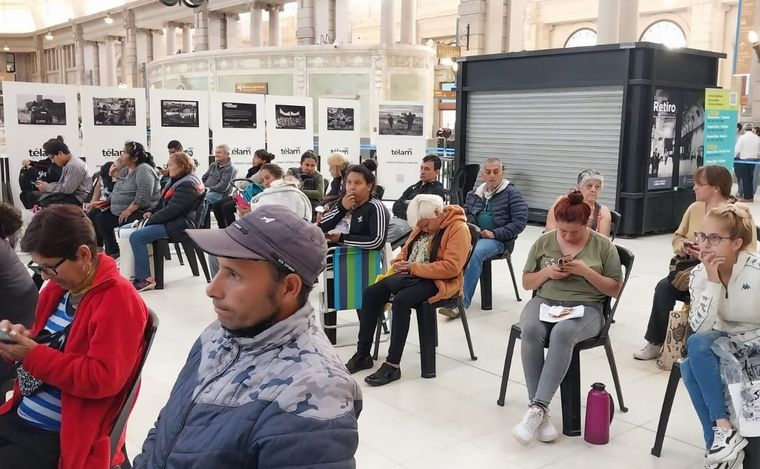 Largas colas en Buenos Aires para conseguir un pasaje para viajar en tren.