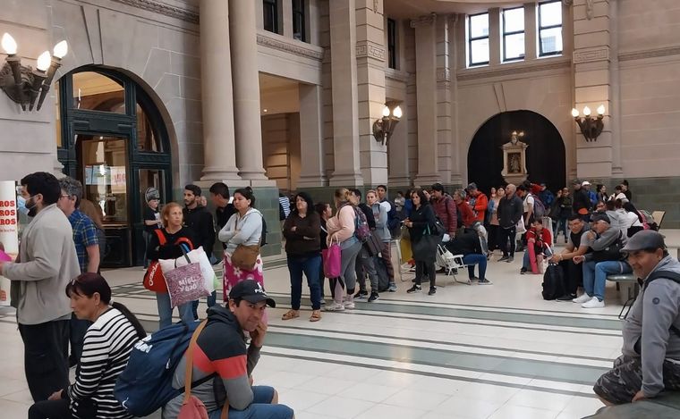 Largas colas en Buenos Aires para conseguir un pasaje para viajar en tren.