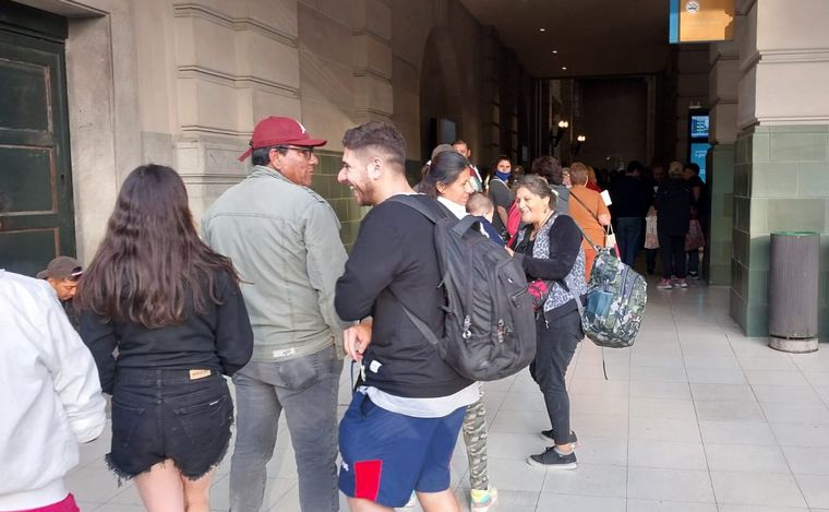 Largas colas en Buenos Aires para conseguir un pasaje para viajar en tren.