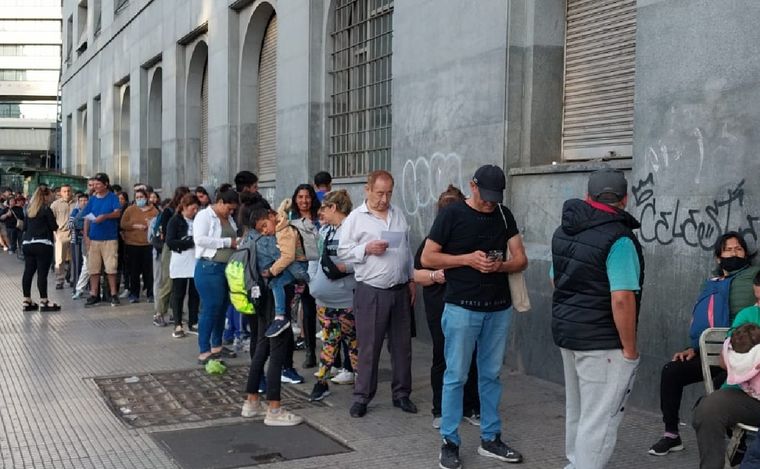 Largas colas en Buenos Aires para conseguir un pasaje para viajar en tren.