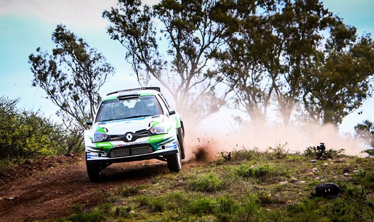 Gran trabajo de Sebastian Halpern con el Clio Maxi Rally.