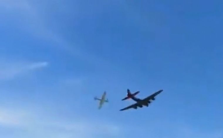 FOTO: Dos aviones chocaron en pleno vuelo en un festival aéreo en EE.UU. (captura de video)