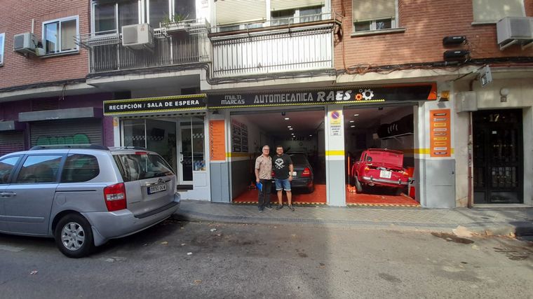 FOTO: El mecánico puntano salió adelante con su modesto taller cerca de Madrid