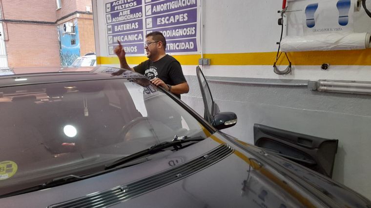 FOTO: El mecánico puntano salió adelante con su modesto taller cerca de Madrid