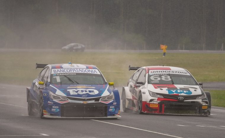 Canapino va a la meta final 'por la trompa' sobre Santero; luego, cambió el orden