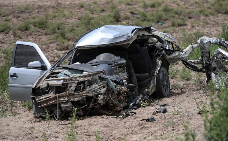 Mendoza: violento choque entre un auto y un colectivo que llevaba hinchas de River.