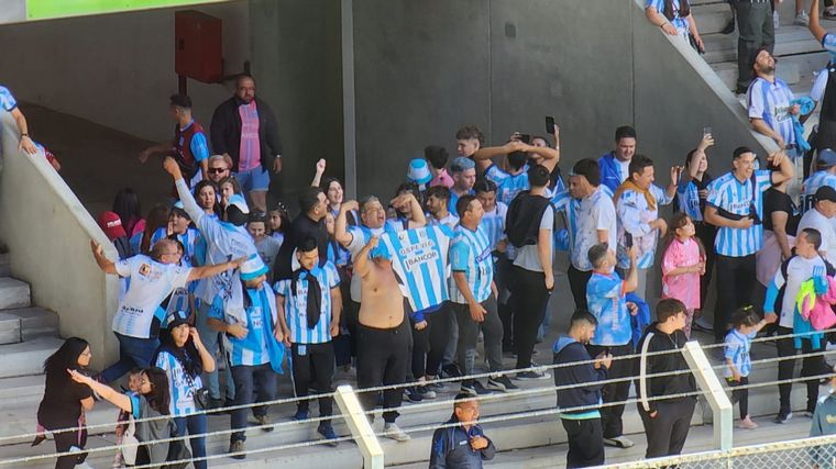 FOTO: Los hinchas de Racing de Nueva Italia en el Estadio La Pedrera.