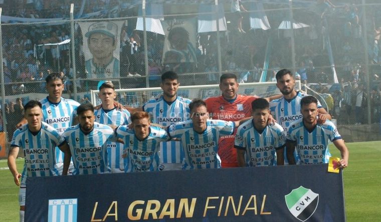 El plantel que salió a la cancha y logró el título (Foto: Prensa de Racing).