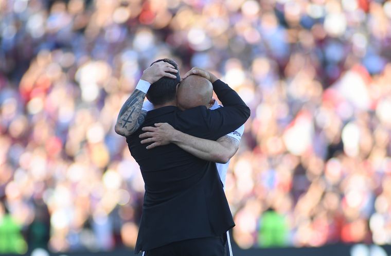 FOTO: Marcelo Gallardo y Javier Pinola fundidos en un emotivo abrazo.