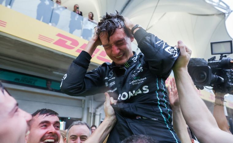 FOTO: Un emocionado Russell festeja su primera victoria de F1 en San Pablo