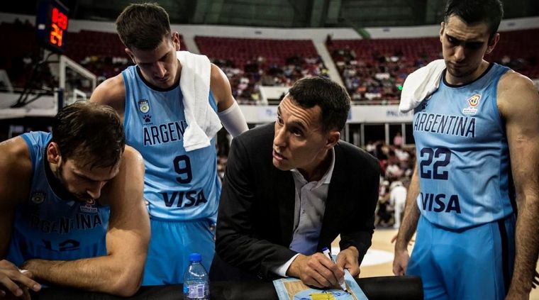 FOTO: Pablo Prigioni diagramando una jugada para el seleccionado argentino. (Foto: FIBA)