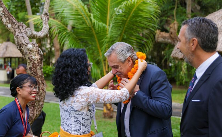 Alberto Fernández arribó a Indonesia.