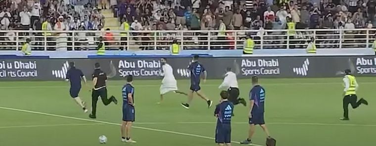 FOTO: Dos hinchas irrumpieron en la primera práctica de Argentina en Abu Dhabi