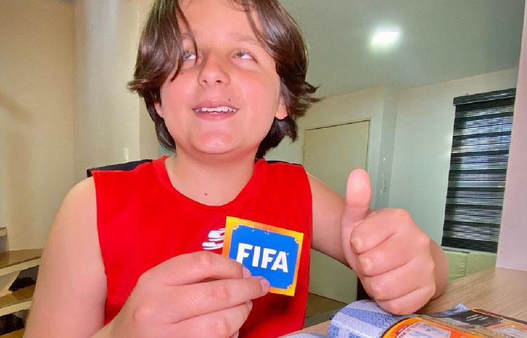 Un niño de Venezuela adaptó el álbum de figuritas al braille (Foto: @sebasfiloramo)