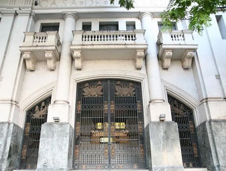 Pedirán 5 años de prisión a policía por amenazar a su pareja con arma reglamentaria.