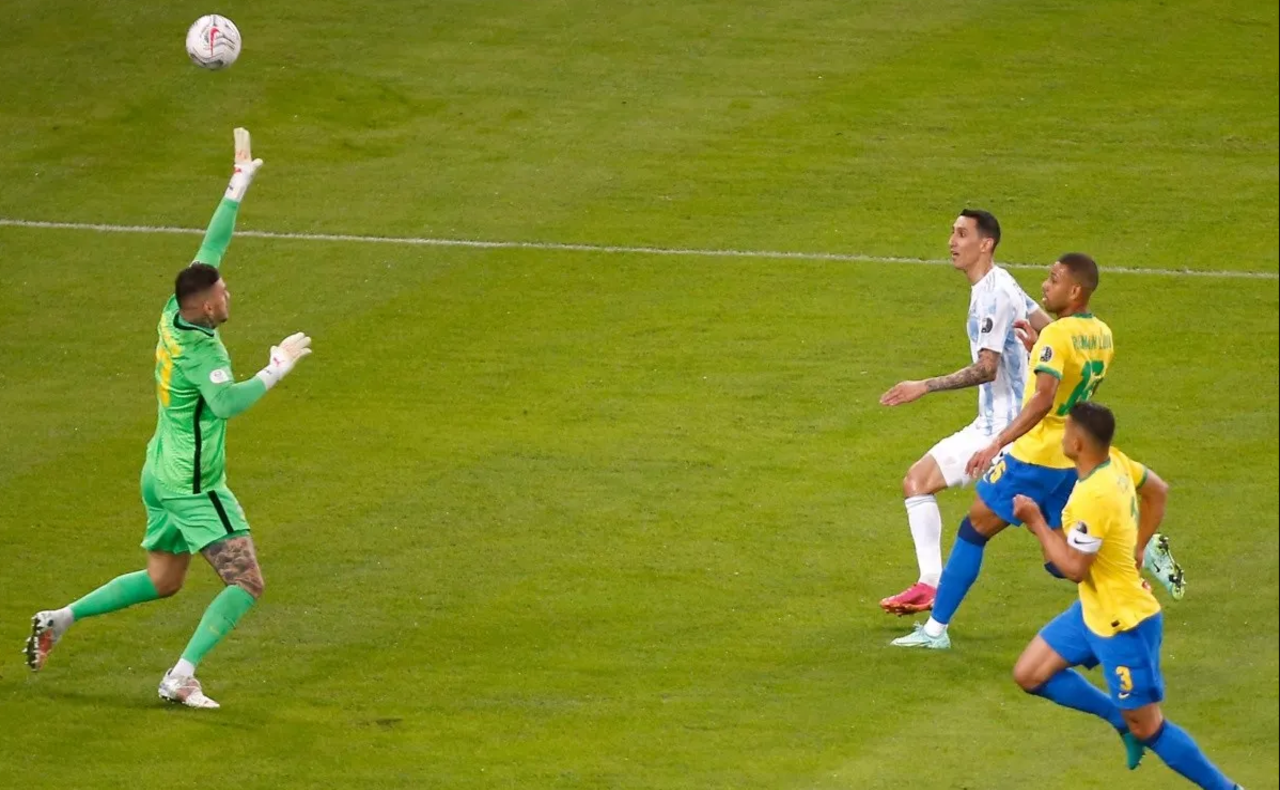 FOTO: Momento exacto en que Ángel Di María le marca el gol a Brasil