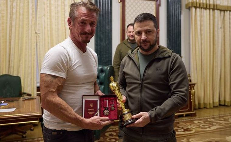 FOTO: Sean Penn le entregó su premio Óscar al presidente de Ucrania Volodímir Zelensky.