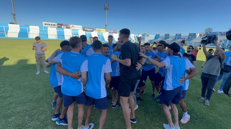 El plantel de Racing de Nueva Italia festejó con los hinchas en el Miguel Sancho.