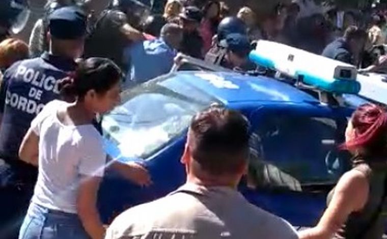 Vecinos de Coronel Olmedo intentan atacar a la mujer acusada de abuso infantil.