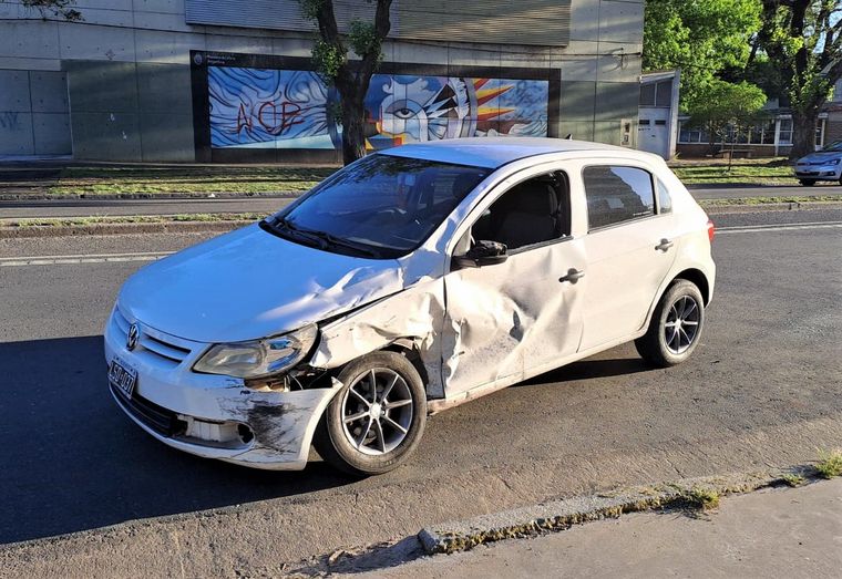 Impactante choque entre dos autos en 27 de Febrero y Necochea.