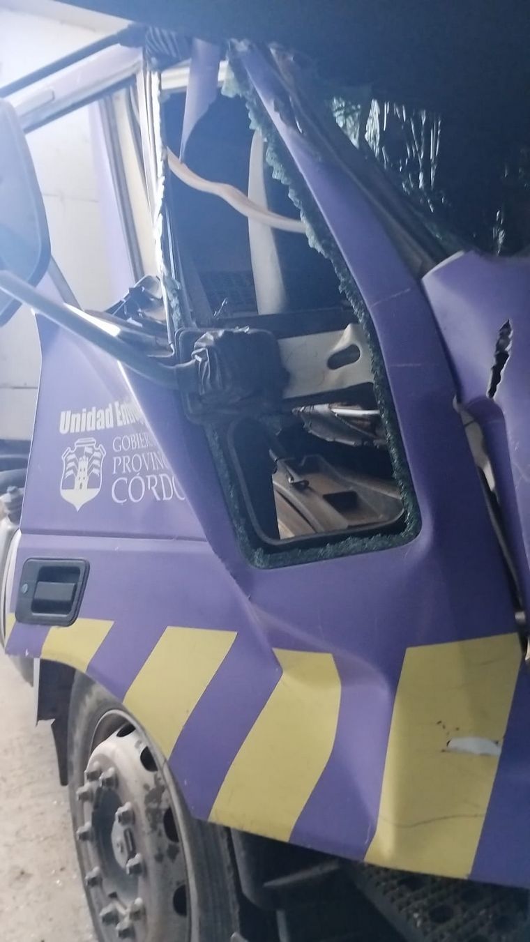 FOTO: Un camión se incrustó en la cochera de un edificio en Córdoba