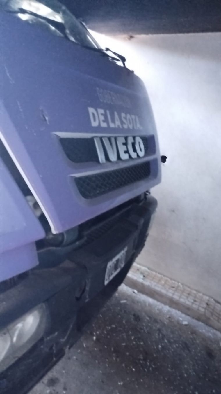 Un camión se incrustó en la cochera de un edificio en Córdoba