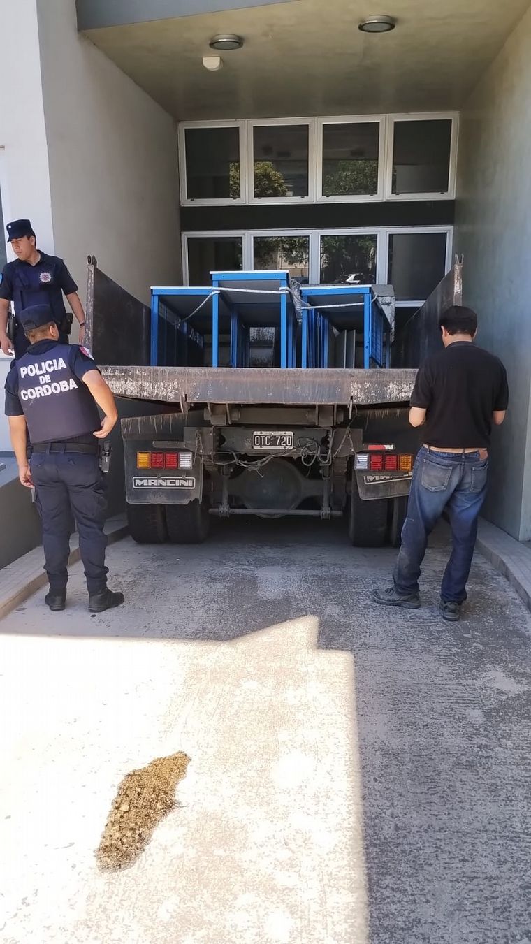 Un camión se incrustó en la cochera de un edificio en Córdoba