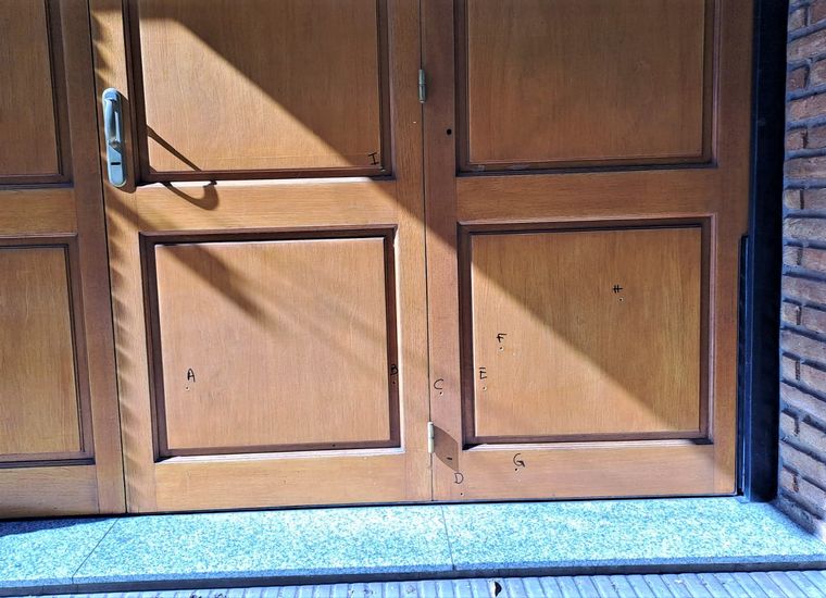 El portón de la vivienda quedó marcado por las balas.