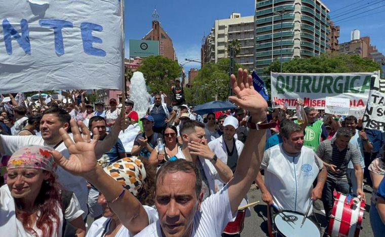 FOTO: Los trabajadores de la Salud en Córdoba marchan por un salario digno.