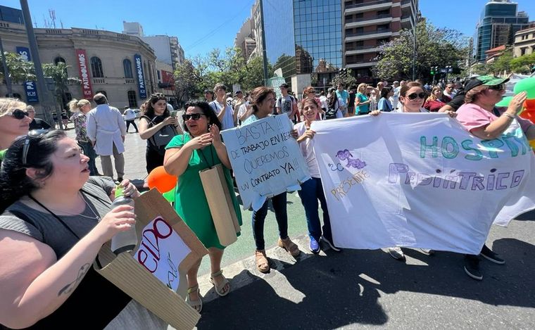FOTO: Los trabajadores de la Salud en Córdoba marchan por un salario digno.