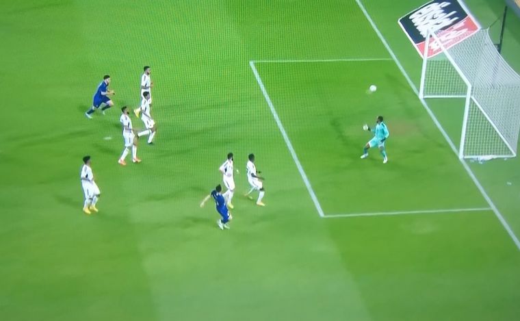 El momento en que Di María encaja una volea perfecta (Foto: captura)