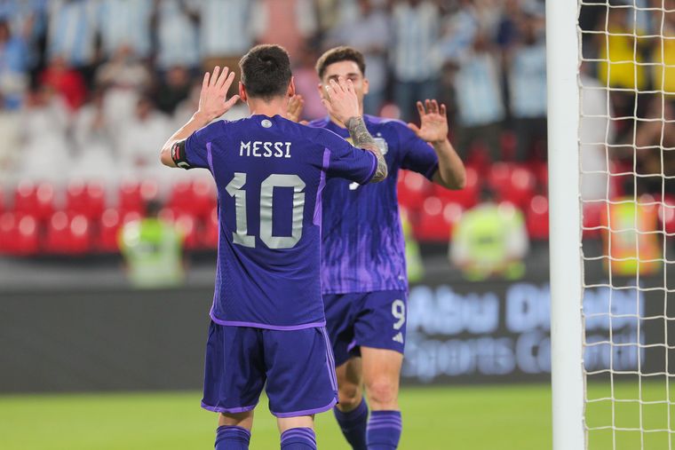 FOTO: Lionel Messi celebra junto a Julián Álvarez.