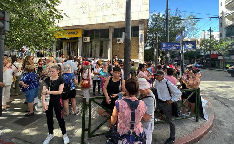 Familiares de víctimas de la tragedia en Altas Cumbres piden la renuncia de González.