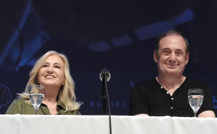 Mercedes Morán y Alejandro Awada durante una conferencia en Alta Gracia.
