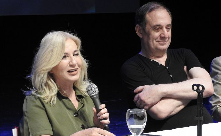 Mercedes Morán y Alejandro Awada durante una conferencia en Alta Gracia.