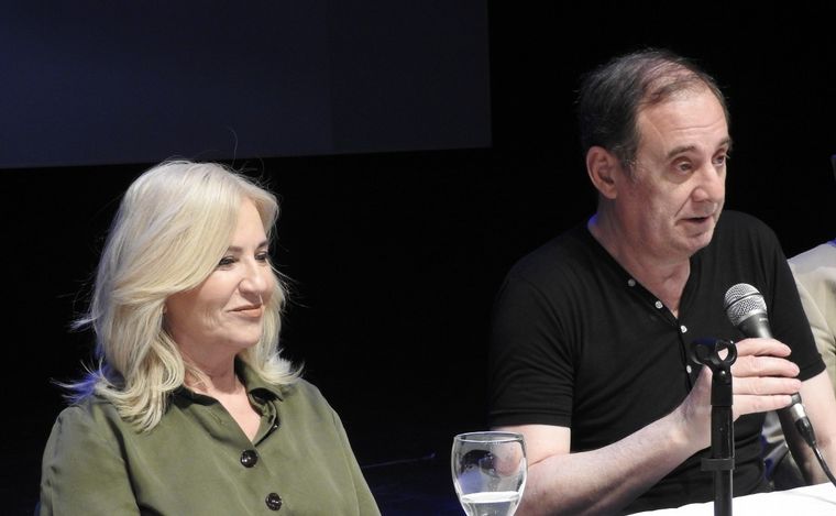 Mercedes Morán y Alejandro Awada durante una conferencia en Alta Gracia.