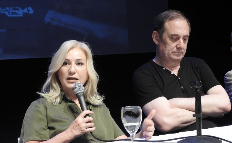 Mercedes Morán y Alejandro Awada durante una conferencia en Alta Gracia.