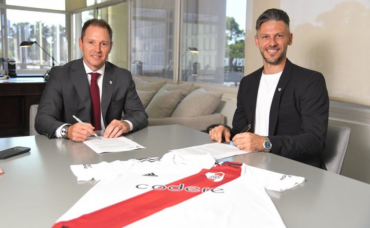 Demichelis firmó su contrato junto con Jorge Brito. (Foto: @RiverPlate)